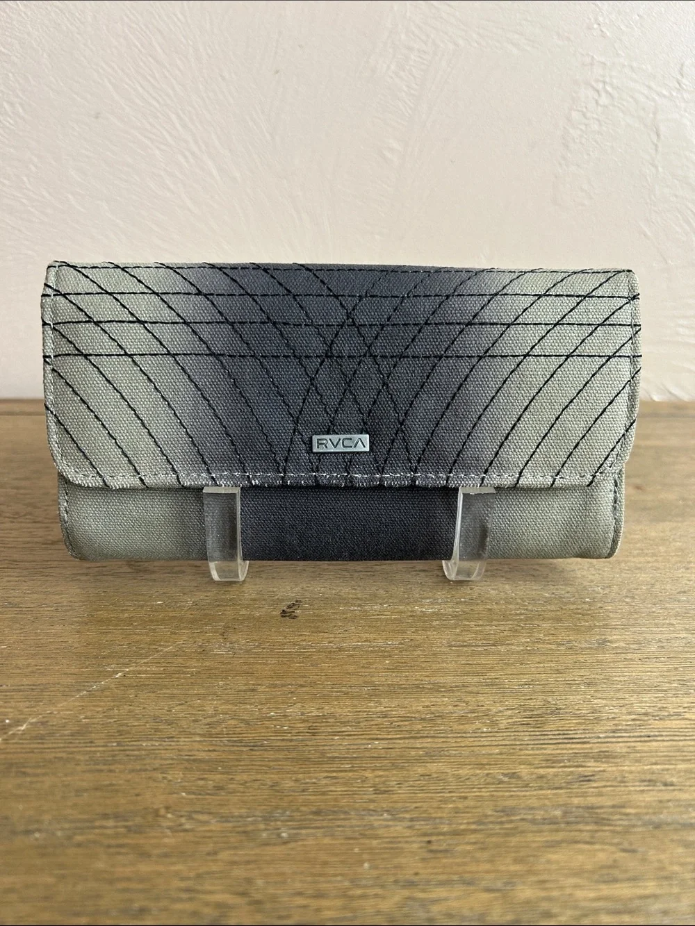 RVCA Canvas Fold-Over Women’s Wallet/Clutch. Features A Gray/Black Ombre Design.